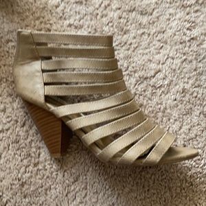Like New, adorable dimmer heeled sandals